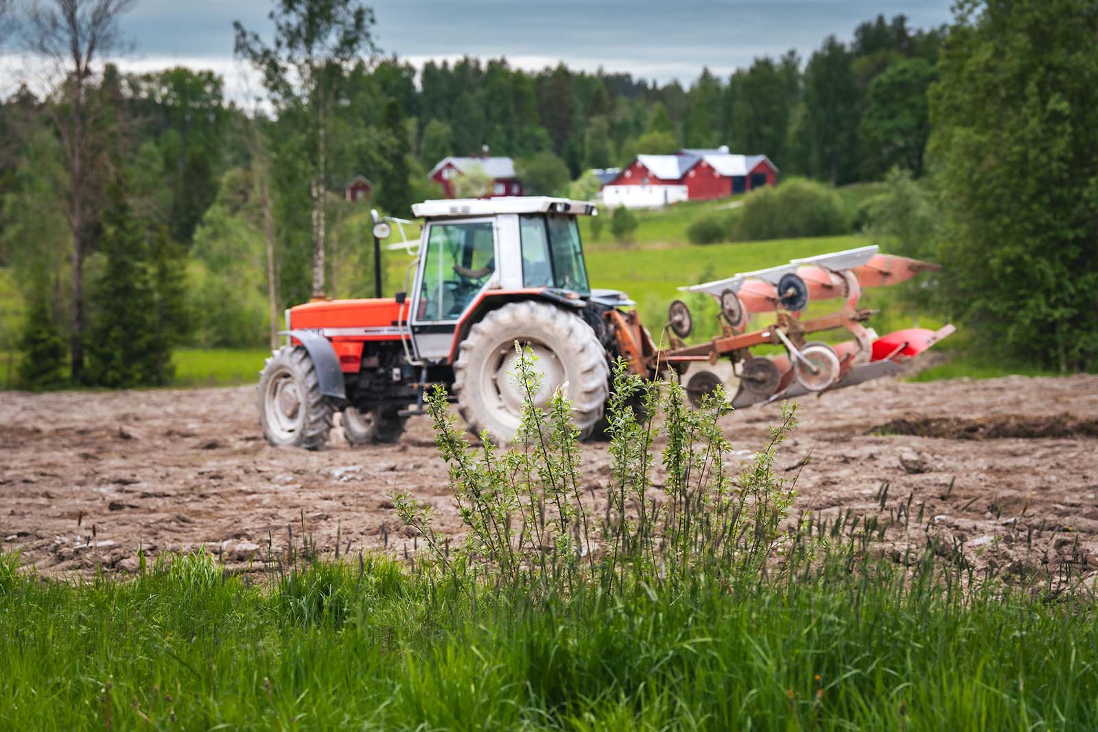 En traktor som åker på en åker 